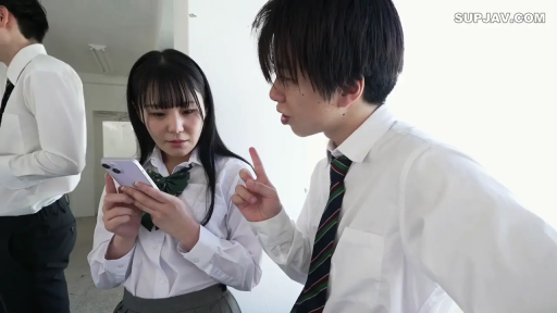 室內 · 交谈 · 嚴肅 · 站立 · 學生制服 · 劇情 · 手机