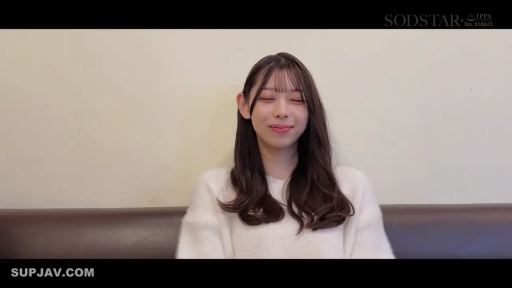 坐姿 · 面部 · 微笑 · 面对镜头 · 室内沙发 · 白色毛衣 · 清纯风