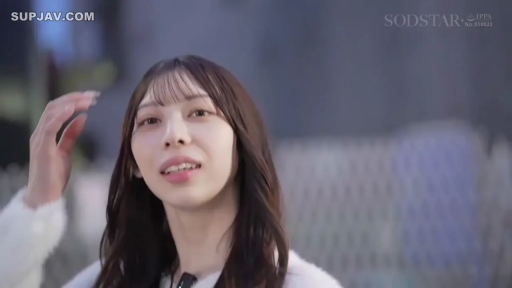 交谈 · 站立 · 中景 · 微笑 · 街道 · 白色毛衣