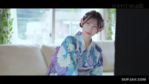 面部 · 站立 · 微笑 · 注视 · 夜景 · 街头 · 红衣白衫