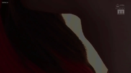 室内 · 裸体 · 昏暗 · 侧卧 · 模糊 · 身体特写 · 亲热