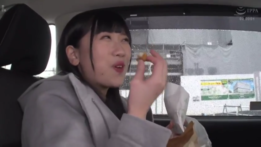 座り姿勢 · 顔部のクローズアップ · 自然 · 车内 · 进食 · 生活化场景 · 灰色外套 · 纸袋