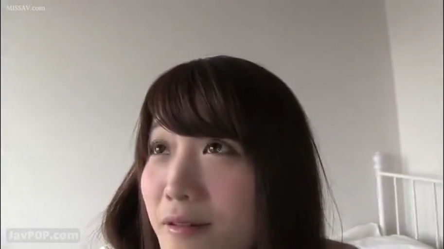 室内 · 坐姿 · 校服 · 微笑 · 面对镜头 · 上半身