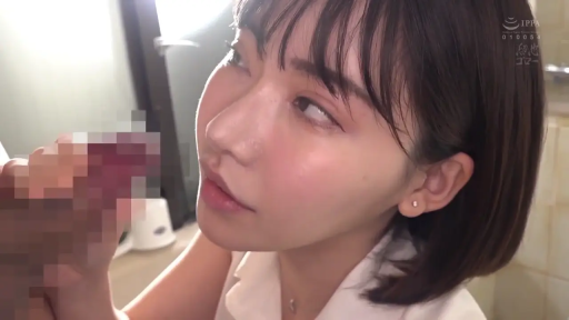 室内 · 迷离 · 面部特写 · 仰视 · 短发 · 白色无袖上衣 · 阴茎（马赛克） · 准备口交