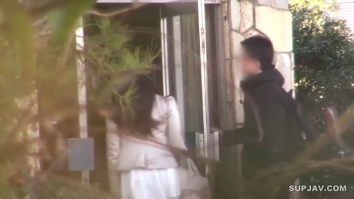 全景 · 行走 · 面部模糊 · 模糊 · 背包 · 进门 · 黑色连帽衫 · 建筑入口