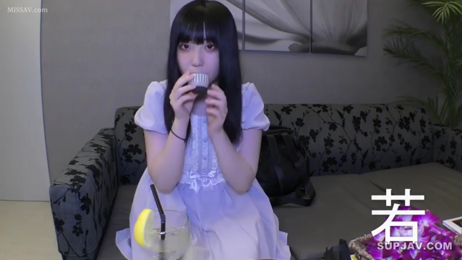 坐姿 · 中景 · 平静 · 茶杯 · 室内沙发 · 黑长直 · 喝水 · 浅紫色连衣裙