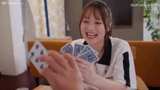 室内 · 座り姿勢 · 顔のクローズアップ · 居家 · 大笑 · 白色POLO衫 · 扑克牌 · 玩牌