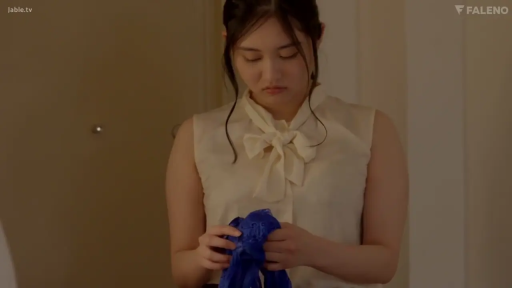 室内 · 忧郁 · 站立 · 居家 · 蓝色内裤 · 手部特写 · 无袖立领衬衫 · 拿着蓝色衣物