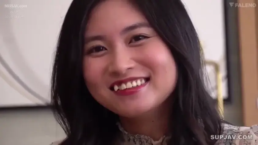 Indoor · Smile · 面部特写 · Outgoing · 肖像 · 花纹衬衫 · 正面姿势