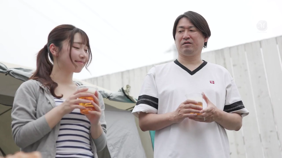 喝啤酒 · 站立 · 中景 · 淡定 · 白色运动短袖 · 塑料杯 · 户外帐篷前