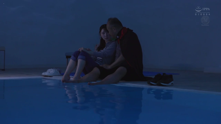 坐姿 · 认真 · 黑色披风 · 夜晚 · 鞋子 · 泳池边 · 亲密交谈