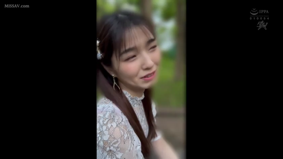 座り姿勢 · 会話 · 屋外 · 头部特写 · 发饰 · 街头采访 · 眯眼微笑 · 蕾丝连衣裙