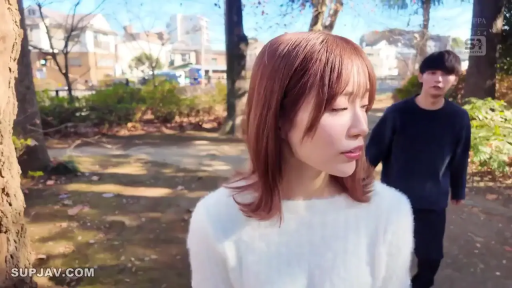 站立 · 平静 · 面部特写 · 户外公园 · 成人电影剧照 · 白色绒毛毛衣 · 望向侧方