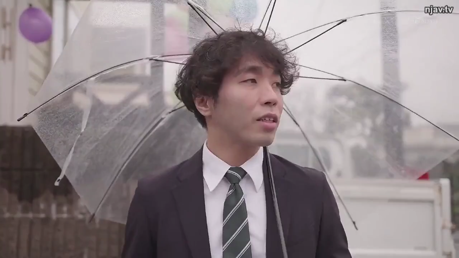 站立 · 自然 · 半身 · 屋外 · スーツ · 男性 · 透明雨伞 · 傘をさす