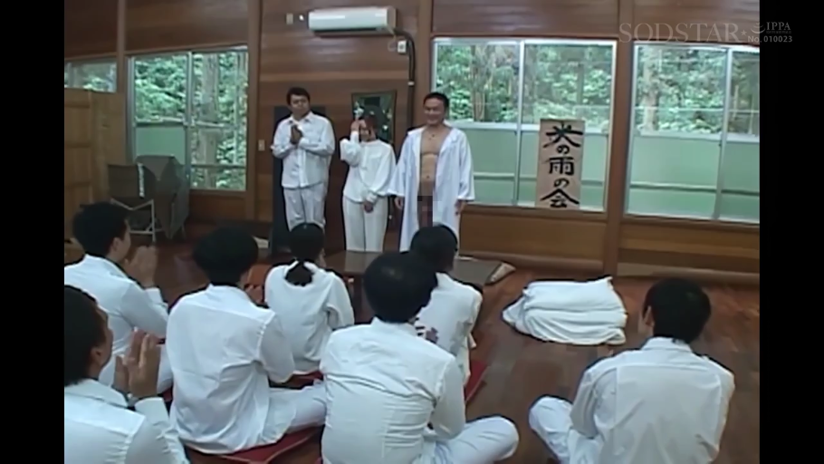 室内 · 站立 · 微笑 · 远景 · 多人 · 告示牌 · 聚会 · 白色制服