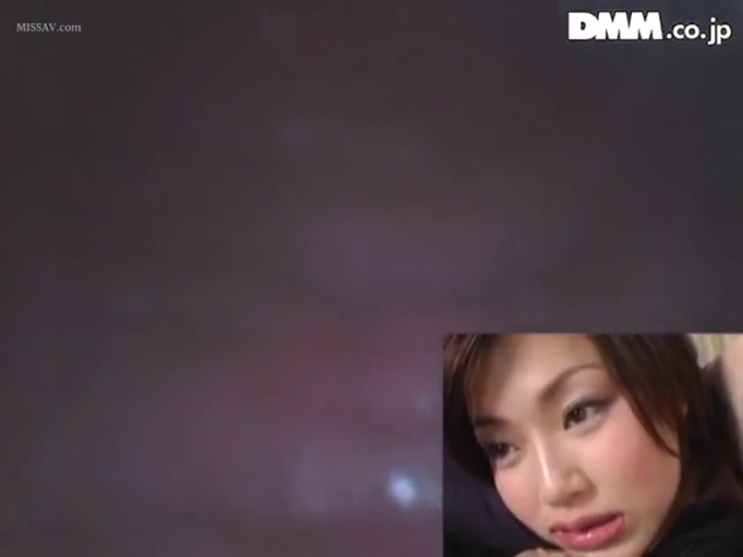 露乳 · 胸部特写 · 居家 · 白色蕾丝上衣 · 仰卧抬腿 · 客厅沙发 · 闭眼迷离