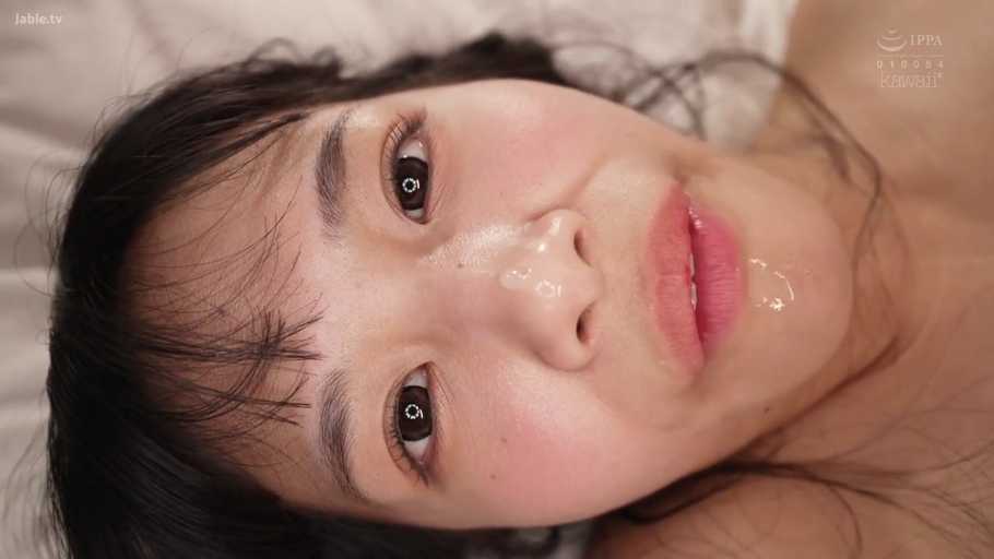 坐姿 · 卧室 · 中景 · 微笑 · 面对镜头 · 粉色短袖 · 斜挎包