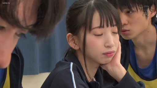 室内 · 面部 · 托腮 · 运动服