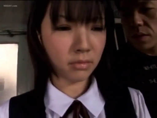 室内 · 忧郁 · 脸部特写 · 站立 · 注视 · 学生服 · 背景有人