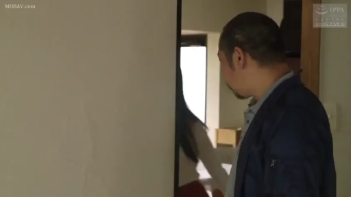 惊讶 · 站立 · 中景 · 剧情 · 对视 · 玄关 · 白色长袖