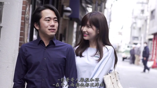 散歩 · 中景 · 微笑 · 卫衣 · ハンドバッグ · 行走 · 日常 · 户外街道