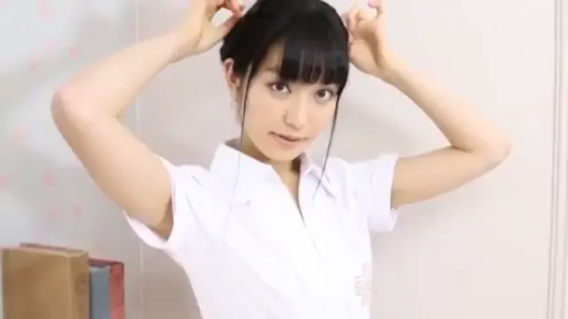 室内 · 甜美 · 白色短袖 · 上半身特写 · 举手 · 整理头发 · 视频画面