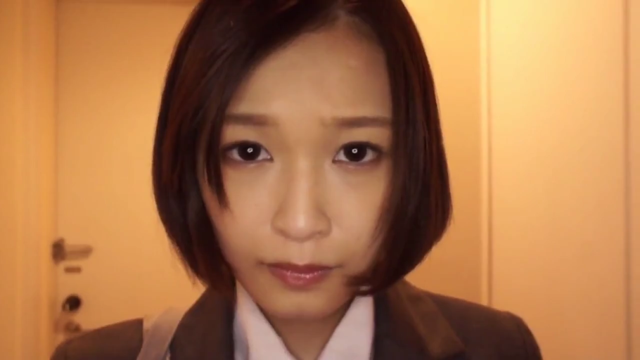 室内 · 真剣 · 顔部のクローズアップ · 站立 · ビジネススーツ · 对视 · ショートヘア