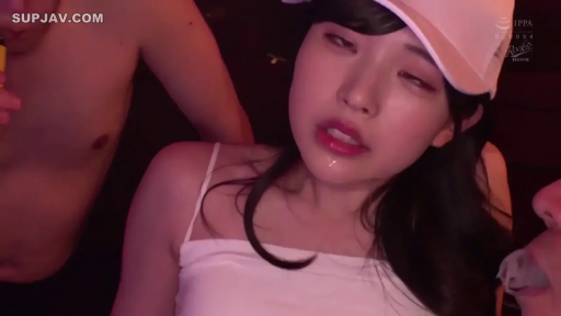 室内 · 顔部のクローズアップ · 靠坐 · 白色吊带衫