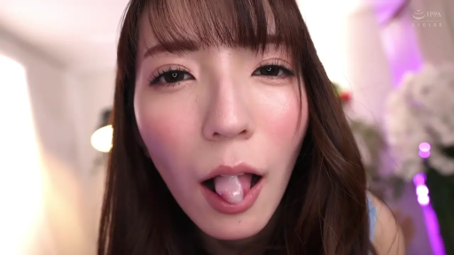 室内 · 脸部特写 · 蓝色吊带衫