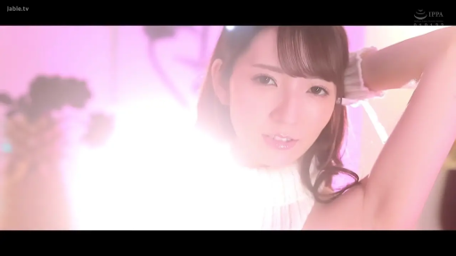 室内 · 面部 · 甜美 · 白色毛衣 · 高光 · 看镜头 · 抬手