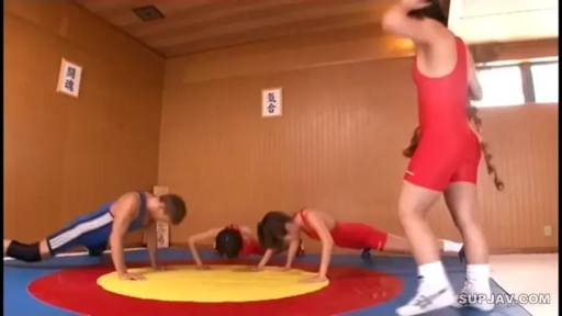 专注 · 多人 · 体育馆 · 摔跤服 · 摔跤垫 · 训练 · 俯卧撑