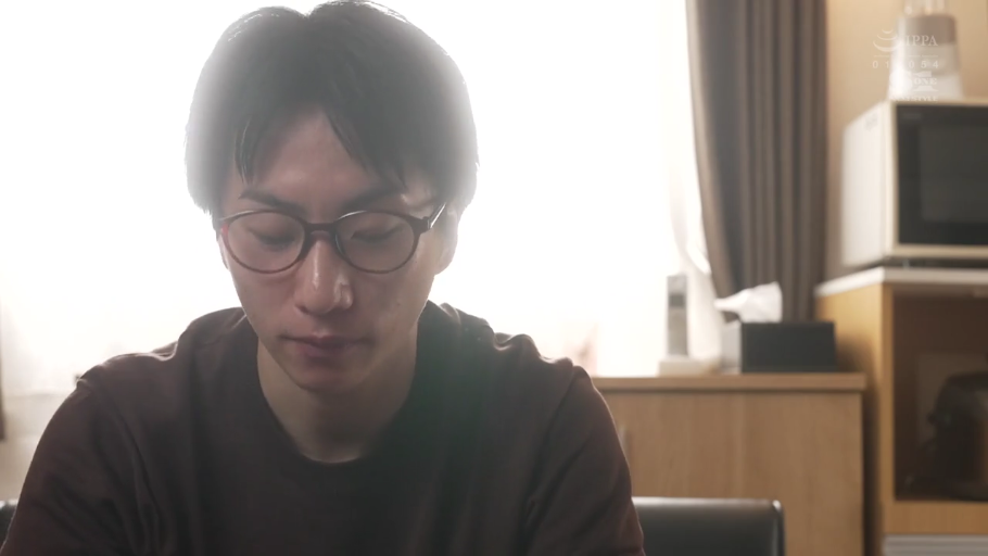 室内 · 坐姿 · 眼镜 · 平静 · 中近景 · 低头凝视 · 单人男性 · 棕色短袖