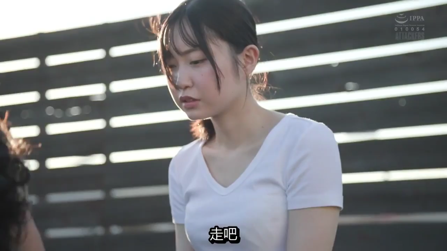 憂鬱 · 站立 · 顔のクローズアップ · 中文字幕 · 注視 · 屋外 · 白いVネックTシャツ