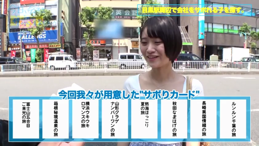 站立 · 字幕 · 微笑 · 白色上衣 · 户外 · 人像特写 · 采访 · 街头