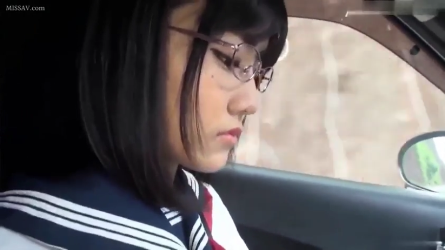 卧室 · 微笑 · 床 · 跪姿 · 上半身 · 制服诱惑 · 校服制服 · 解衣