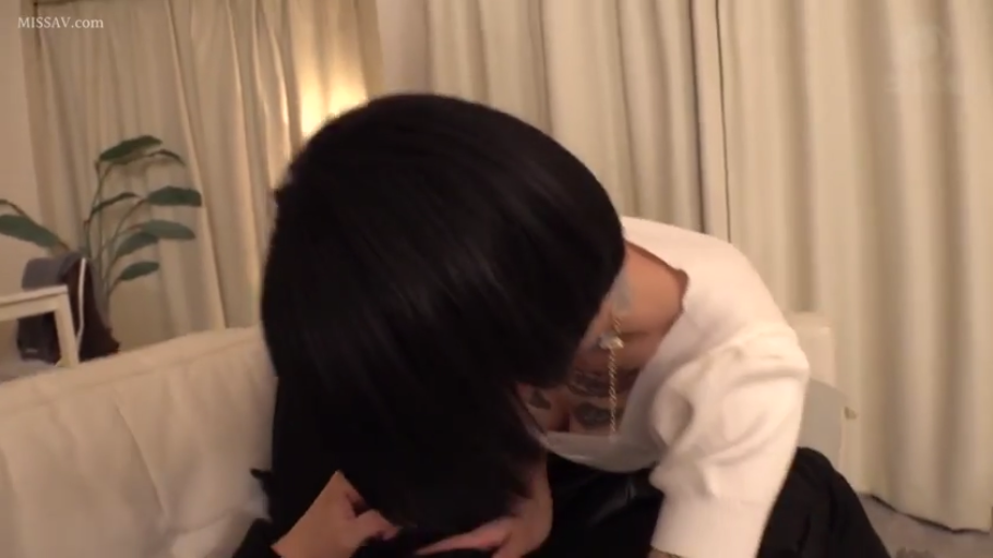 室内 · 俯身 · 口交 · 短发 · 头部特写 · 遮脸 · 白色针织衫