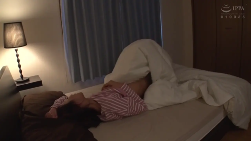 Bedroom · 条纹衬衫 · 自然 · Side-lying · Sleep · 被子