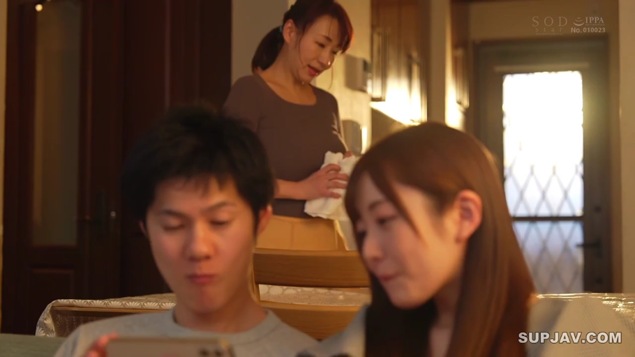 室内 · 座り姿勢 · 中景 · 自然 · 携帯電話 · 休闲服 · 熟女 · 玩手机