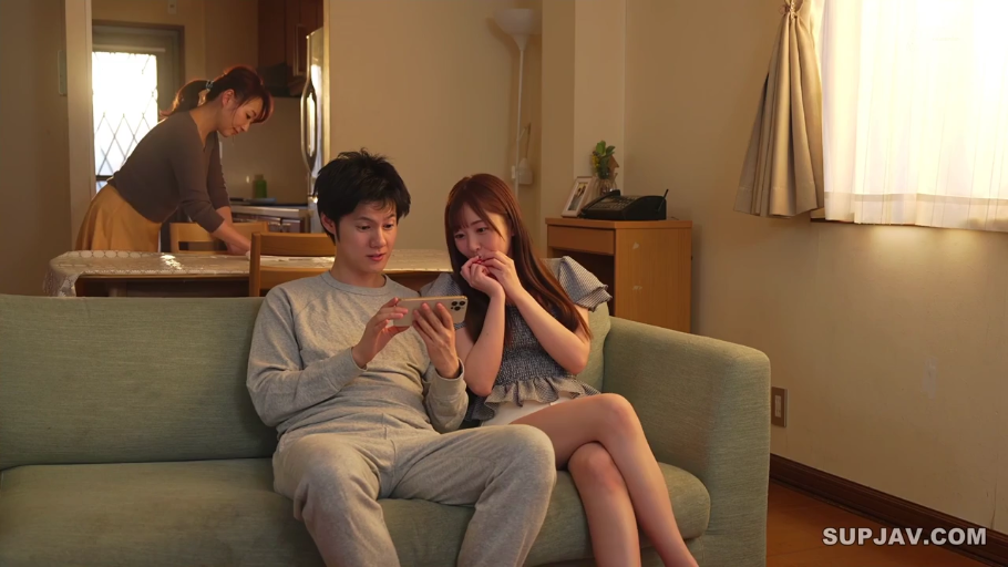 坐姿 · 客厅 · 休闲装 · 剧情 · 看手机 · 手机 · 好奇