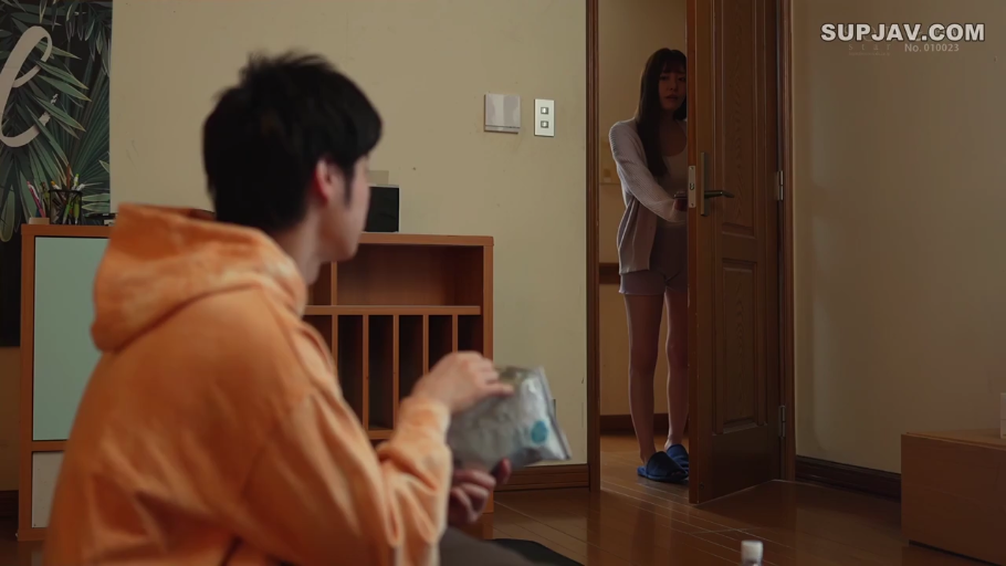 门口 · 站立 · 中景 · 卫衣