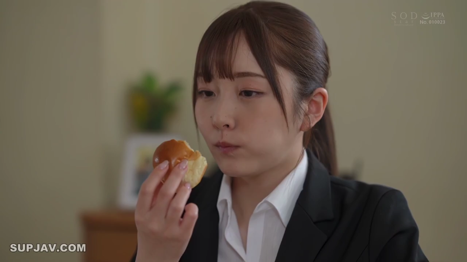 室内 · 坐姿 · 脸部特写 · 职业装 · OL · 平淡 · 进食 · 面包