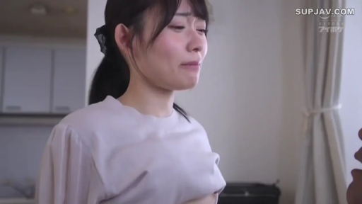 室内 · 站立 · 半身特写 · 露出 · 哭泣 · 掀起上衣 · 浅色针织衫