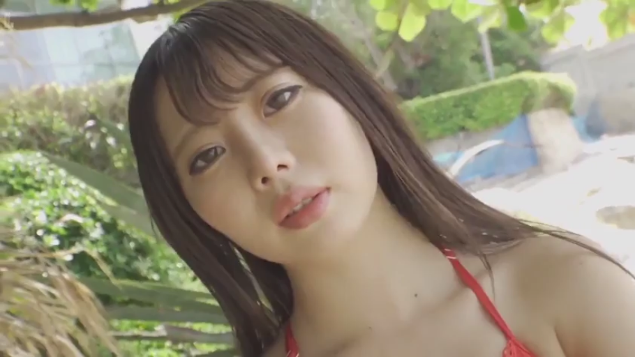 站立 · 面部特写 · 诱惑 · 对视 · 户外 · 长发 · 红色比基尼