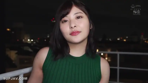 面部 · 站立 · 平静 · 背心 · 对视 · 栏杆 · 夜景 · 阳台