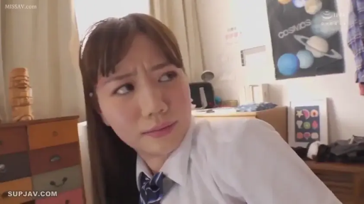 座り姿勢 · 制服 · 寝室 · 顔のクローズアップ · 困惑 · 観察 · 海报 · 少女