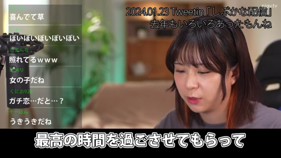 坐姿 · 脸部特写 · 自然 · 灰色T恤 · 麦克风 · 居家室内 · 视频直播 · 弹幕字幕