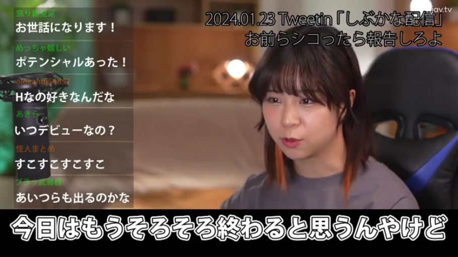 坐姿 · 平静 · 灰色T恤 · 头部特写 · 麦克风 · 直播间 · 直播解说 · 游戏椅