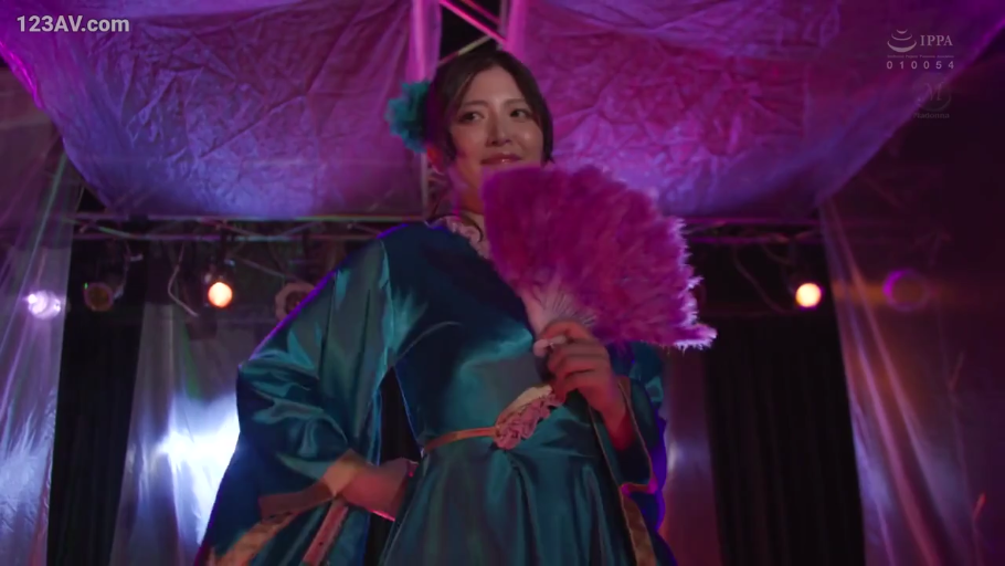 中景 · 站姿 · 摆拍 · 微笑 · 舞台 · 演出 · 蓝色绸缎裙 · 粉色羽毛扇