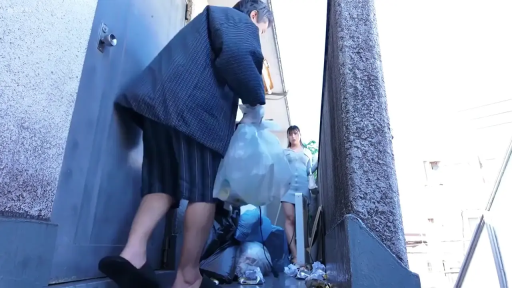 全身 · 站立 · カジュアルウェア · 走廊 · 屋外 · ゴミ袋 · 倒垃圾