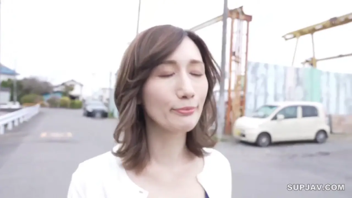 Stand · Close your eyes · White top · 头部特写 · 街头 · 嘟嘴 · 背景车辆 · 日间拍摄